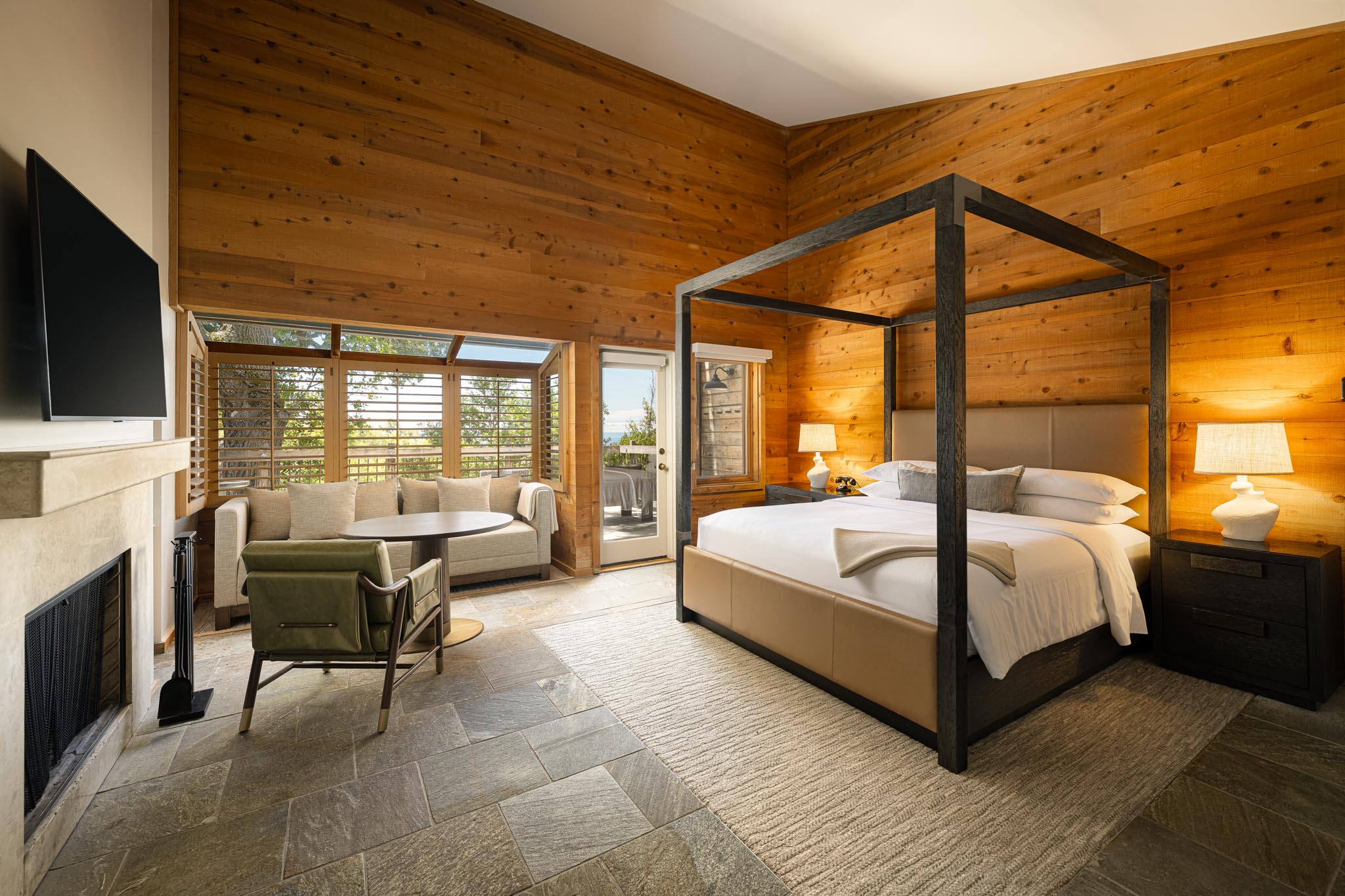 /images/stay/Coast House Suite Living Room Bedroom.jpg